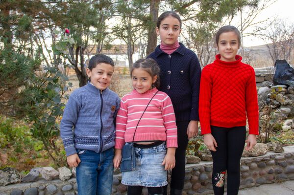 Четыре звоночка и Армезан: семья Микаэлянов создает царство сыров с ароматом коньяка - Sputnik Армения