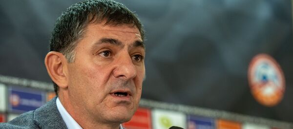 Пресс-конференция главного тренера сборной Армении по футболу Армена Гюльбудагянца (26 ноября 2018). Еревaн Пресс-конференция главного тренера сборной Армении по футболу Армена Гюльбудагянца (26 ноября 2018). Еревaн - Sputnik Армения