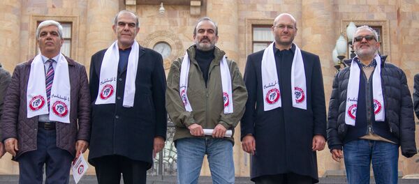 Члены партии Сасна Црер перед зданием Парламента - Sputnik Армения