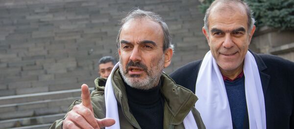 Члены партии Сасна Црер Жирайр Сефилян и Гарегин Чугасзян перед зданием Парламента - Sputnik Армения