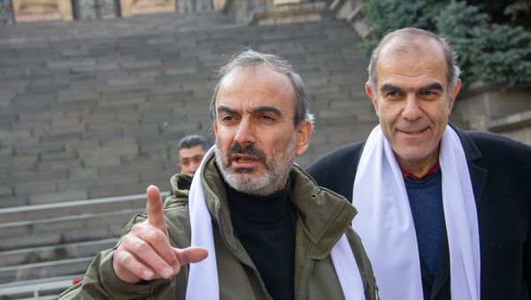 Члены партии Сасна Црер Жирайр Сефилян и Гарегин Чугасзян перед зданием Парламента - Sputnik Армения