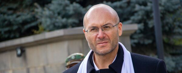 Варужан Аветисян перед зданием Парламента - Sputnik Արմենիա