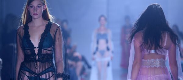 Модель демонстрирует одежду из новой коллекции Полет Амура дизайнера Зульфии Шарофеевой в рамках международной недели моды Volga Fashion Week в Казани Модель демонстрирует одежду из новой коллекции Полет Амура дизайнера Зульфии Шарофеевой в рамках международной недели моды Volga Fashion Week в Казани - Sputnik Արմենիա