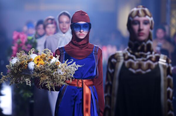 Модели демонстрируют одежду на показе в рамках международной недели моды Volga Fashion Week в Казани - Sputnik Армения