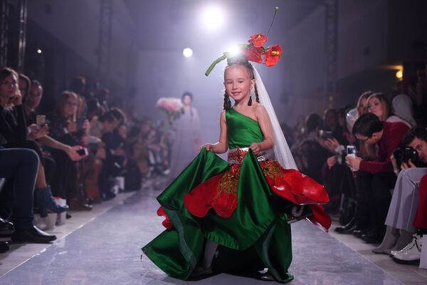Модель демонстрирует одежду из новой коллекции Нежные цветы дизайнера NERO в рамках международной недели моды Volga Fashion Week в Казани - Sputnik Армения