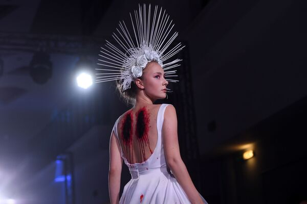 Модель демонстрирует одежду из новой коллекции Грехопадение дизайнера Юлии Канавой в рамках международной недели моды Volga Fashion Weekе в Казани - Sputnik Армения