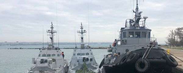 Задержанные украинские корабли доставлены в порт Керчи - Sputnik Армения