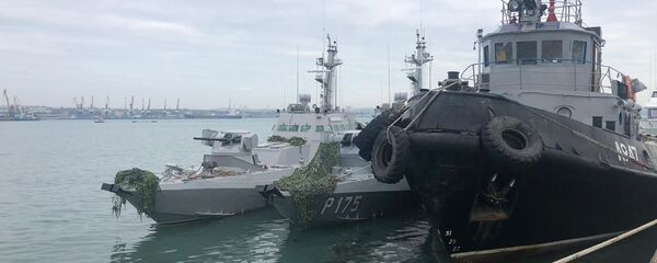 Задержанные украинские корабли доставлены в порт Керчи Задержанные украинские корабли доставлены в порт Керчи - Sputnik Արմենիա