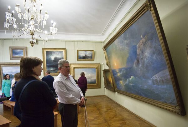 Картины Айвазовского в тесных объятиях ереванских музейщиков - как возвращали коллекцию - Sputnik Армения