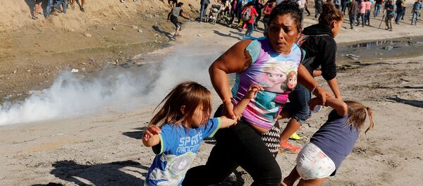 39-летняя мигрантка из Гондураса, с пятилетними дочерьми-близнецами убегает от распыленного слезоточивого газа на границе между США и Мексикой (25 ноября 2018). Тихуана 39-летняя мигрантка из Гондураса, с пятилетними дочерьми-близнецами убегает от распыленного слезоточивого газа на границе между США и Мексикой (25 ноября 2018). Тихуана - Sputnik Արմենիա
