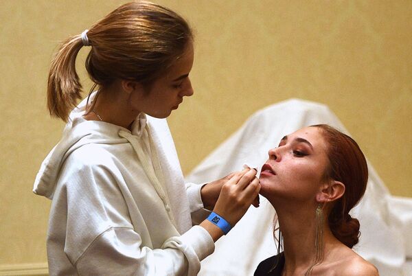 Визажист делает макияж одной из участниц перед финалом всероссийского конкурса Топ модель России 2018 в Korston Club Hotel в Москве - Sputnik Армения