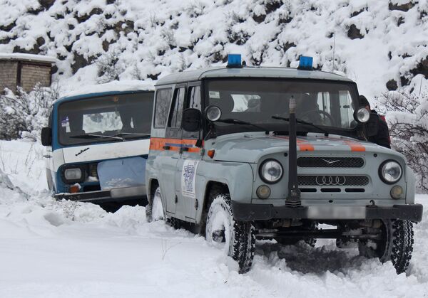 Спасатели извлекли из снега машины Спасатели извлекли из снега машины - Sputnik Արմենիա