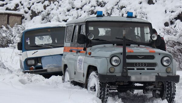Спасатели извлекли из снега машины - Sputnik Армения