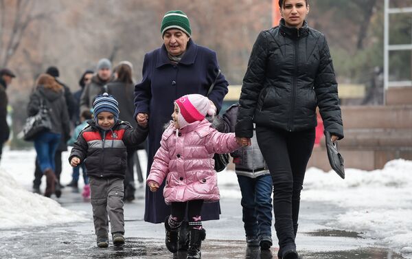 Родители с детьми - Sputnik Армения