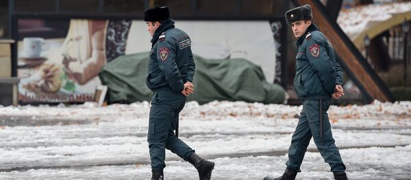Полицейские на улицах Еревана - Sputnik Армения