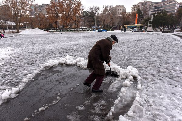 Уборка снега на площади Свободы Уборка снега на площади Свободы - Sputnik Армения