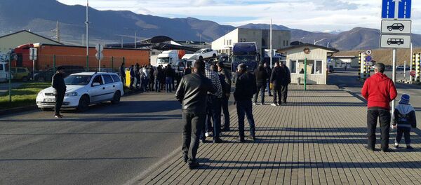 Импортеры праворульных машин перекрыли кольцевую Ноемберяна и ждут встречи с Пашиняном Импортеры праворульных машин перекрыли кольцевую Ноемберяна и ждут встречи с Пашиняном - Sputnik Արմենիա