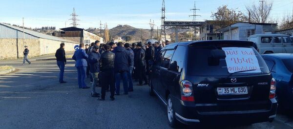 Импортеры праворульных машин перекрыли кольцевую Ноемберяна и ждут встречи с Пашиняном Импортеры праворульных машин перекрыли кольцевую Ноемберяна и ждут встречи с Пашиняном - Sputnik Արմենիա