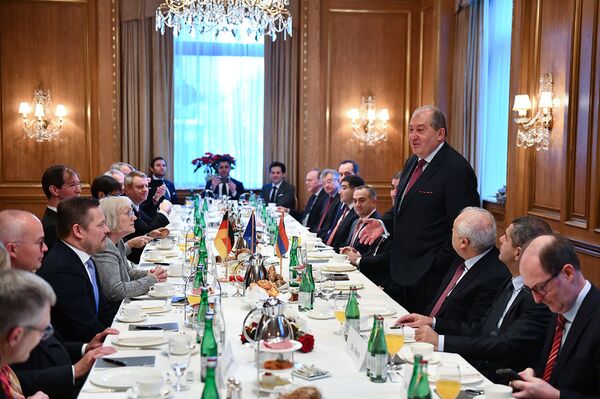 Սարգսյանը հանդիպել է գերմանական առաջատար մի շարք ընկերությունների ղեկավարների հետ Սարգսյանը հանդիպել է գերմանական առաջատար մի շարք ընկերությունների ղեկավարների հետ - Sputnik Արմենիա