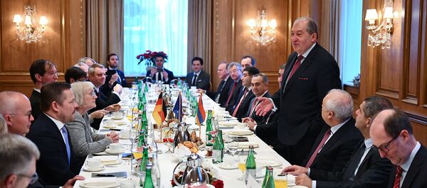 Президент Армении Армен Саркисян встретился с немецкими предпринимателями (28 ноярбя 2018). Берлин Президент Армении Армен Саркисян встретился с немецкими предпринимателями (28 ноярбя 2018). Берлин - Sputnik Армения