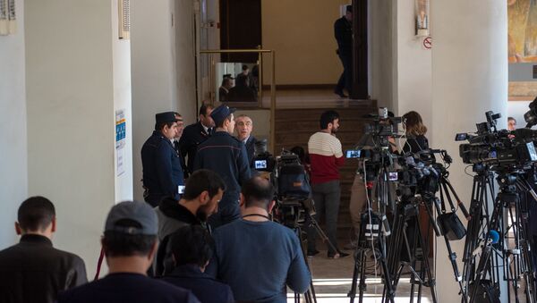 Журналисты в ожидании завершения в Апелляционном суде Армении (28 ноября 2018). Еревaн - Sputnik Արմենիա