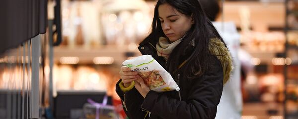 Покупатель в супермаркете - Sputnik Արմենիա