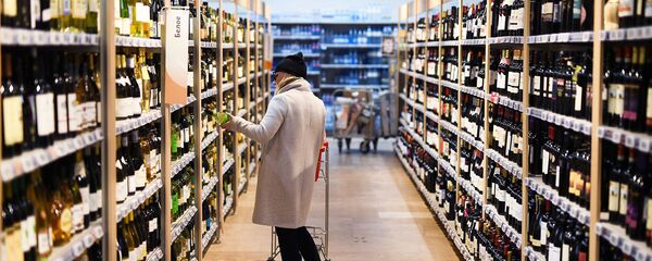 Покупатель в алкогольном отделе супермаркета Покупатель в алкогольном отделе супермаркета - Sputnik Արմենիա