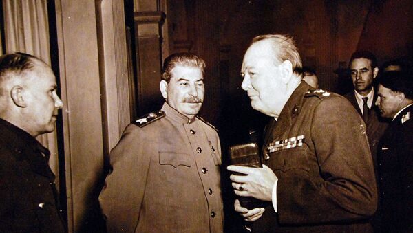 Иосиф Сталин и Уинстон Черчилль во время Ялтинской конференции (февраль 1945). СССР - Sputnik Армения