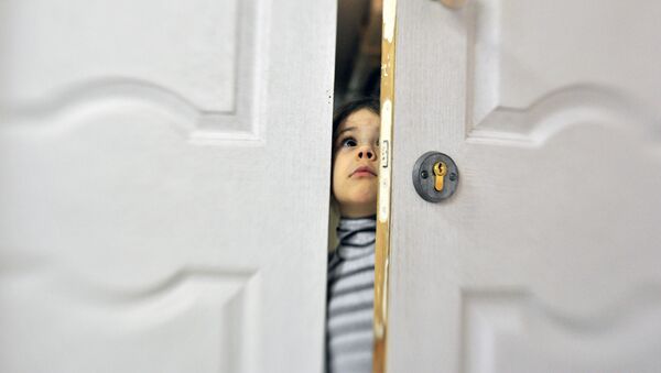 Девочка заглядывает в приоткрытую дверь - Sputnik Армения