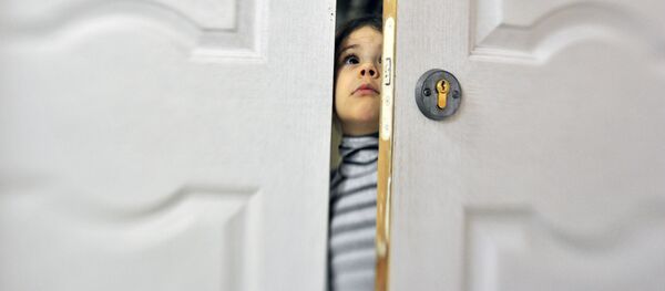 Девочка заглядывает в приоткрытую дверь - Sputnik Армения