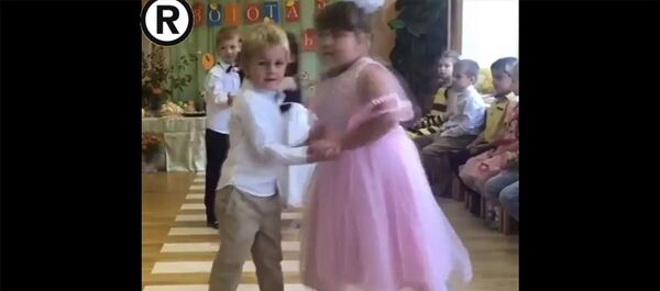 Девочка танцует на утреннике в детском саду Девочка танцует на утреннике в детском саду - Sputnik Армения