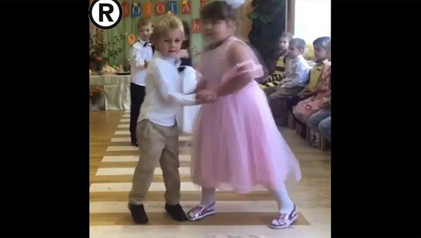 Девочка танцует на утреннике в детском саду - Sputnik Армения