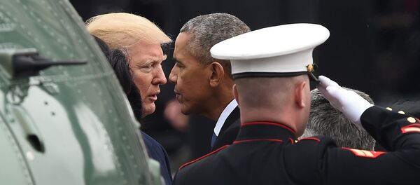 Президент США Дональд Трамп прощается с бывшим президентом Бараком Обамой после церемоний инаугурации Трампа в Капитолии (20 января 2017). Вашингтон - Sputnik Армения