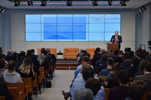 Армения находится в нужном месте в нужное время: месседжи президента в Германии Армения находится в нужном месте в нужное время: месседжи президента в Германии - Sputnik Армения