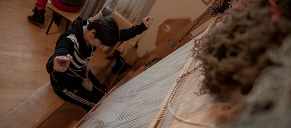 Жилец центра ДЗОРАК за ткацким станком - Sputnik Армения