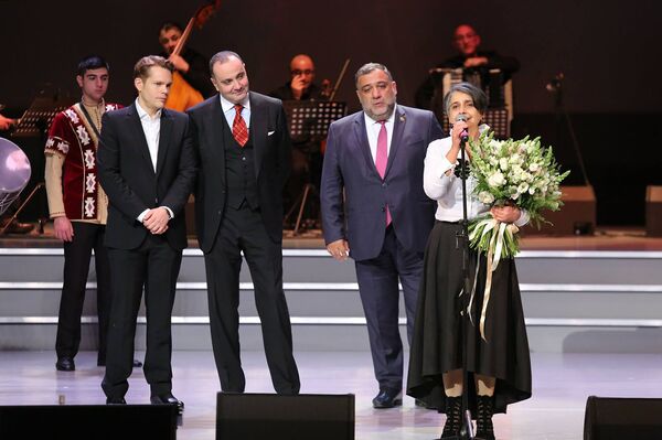 Ազնավուրն անմիջապես արձագանքեց. Մոսկվայում հիշել են 1988-ին Հայաստանին ձեռք մեկնածներին Ազնավուրն անմիջապես արձագանքեց. Մոսկվայում հիշել են 1988-ին Հայաստանին ձեռք մեկնածներին - Sputnik Արմենիա