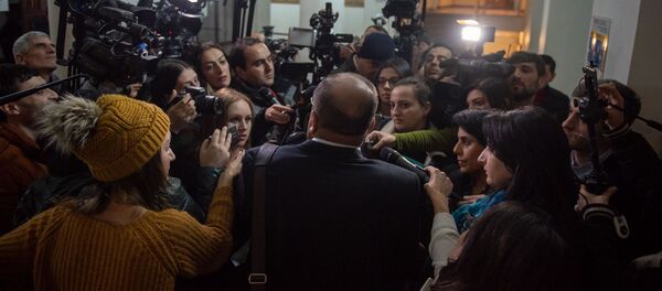 Адвокат Айк Алумян отвечает на вопросы журналистов в Апелляционном суде Армении (27 ноября 2018). Еревaн - Sputnik Արմենիա