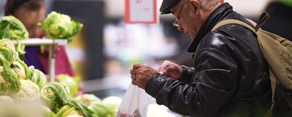 Посетитель овощного отдела в супермаркете - Sputnik Армения