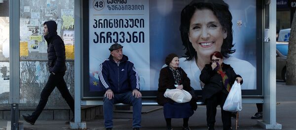 Агитационный баннер кандидата в президенты Грузии Саломе Зурабишвили на автобусной остановке в Тбилиси - Sputnik Армения