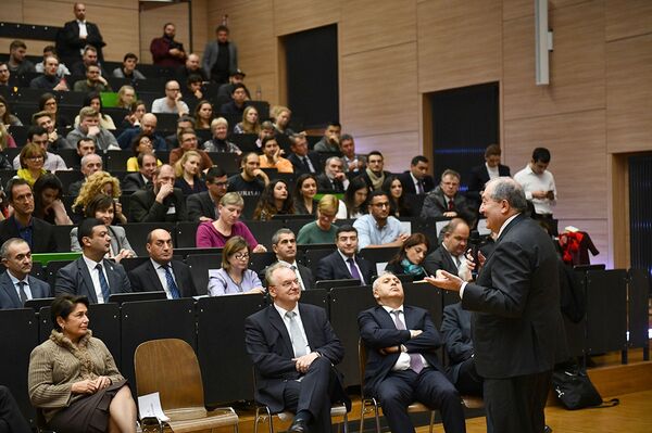 «Ժամանակն է լուծել խնդիրը». նախագահը պատասխանել է ադրբեջանցի ուսանողի հարցին «Ժամանակն է լուծել խնդիրը». նախագահը պատասխանել է ադրբեջանցի ուսանողի հարցին - Sputnik Արմենիա