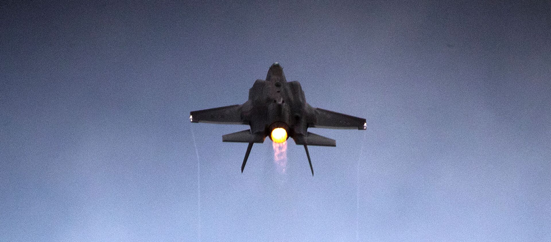 Истребитель F-35 Lightning II израильских ВВС на показательных выступлениях в военно-воздушной базе Хатцерим (27 декабря 2017). Пустыне Негев, Израиль - Sputnik Армения, 1920, 25.03.2021