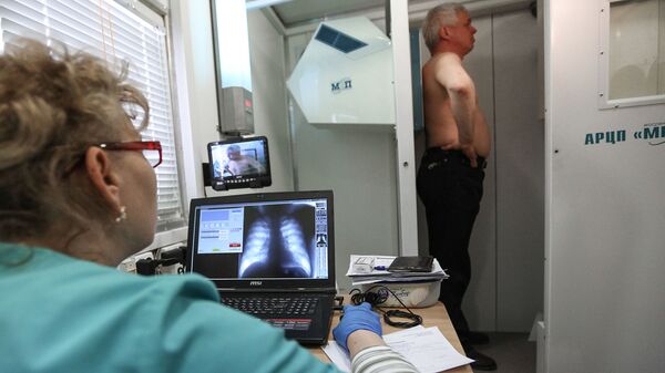 Пациент проходит флюорографию в передвижном мобильном диагностическом комплексе - Sputnik Армения