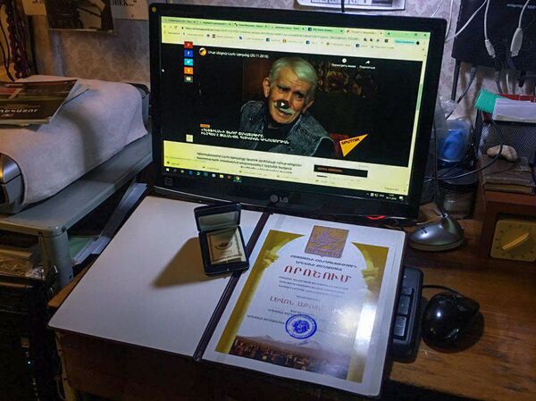 Легендарного кинооператора Левона Атоянца наградили золотой медалью мэра Еревана - фото Легендарного кинооператора Левона Атоянца наградили золотой медалью мэра Еревана - фото - Sputnik Армения