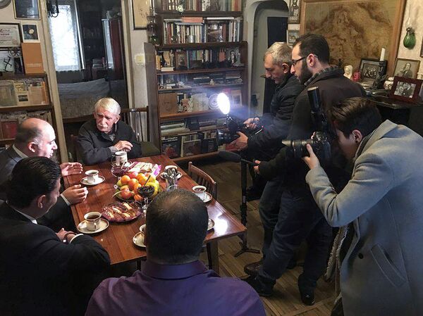 Легендарного кинооператора Левона Атоянца наградили золотой медалью мэра Еревана - фото Легендарного кинооператора Левона Атоянца наградили золотой медалью мэра Еревана - фото - Sputnik Армения