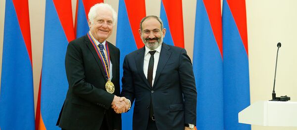 И.о. премьер-министра Никол Пашинян вручил гос.награду за достижения в ИТ сфере Джеймсу Трухарду (30 ноября 2018). Еревaн И.о. премьер-министра Никол Пашинян вручил гос.награду за достижения в ИТ сфере Джеймсу Трухарду (30 ноября 2018). Еревaн - Sputnik Արմենիա