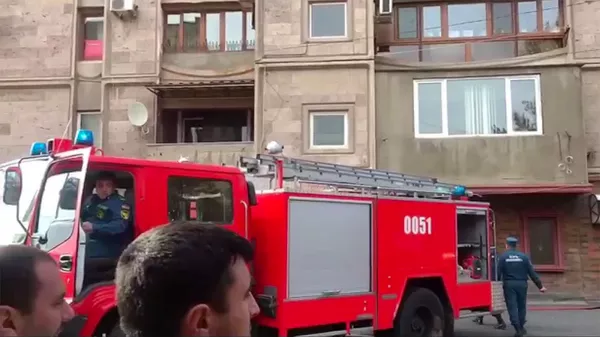 Пожар в высотке в центре Еревана: мужчина спас 80-летнюю женщину - видео