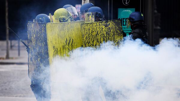 Облитые краской сотрудники спецподразделения полиции во время столкновений с демонстрантами в рамках акции протеста Желтых жилетов против роста цен на нефть и стоимости жизни (1 декабря 2018). Париж - Sputnik Արմենիա