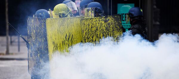 Облитые краской сотрудники спецподразделения полиции во время столкновений с демонстрантами в рамках акции протеста Желтых жилетов против роста цен на нефть и стоимости жизни (1 декабря 2018). Париж Облитые краской сотрудники спецподразделения полиции во время столкновений с демонстрантами в рамках акции протеста Желтых жилетов против роста цен на нефть и стоимости жизни (1 декабря 2018). Париж - Sputnik Армения