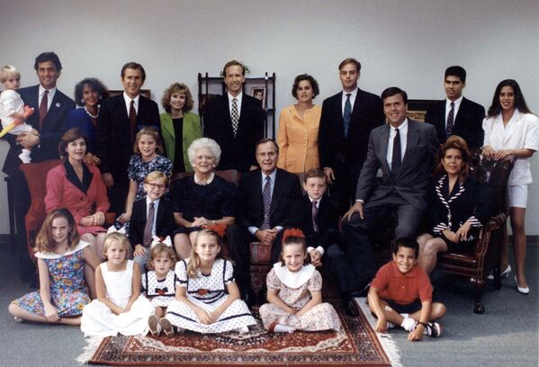 Совместное фото семьи Бушей (19 августа 1992). Хьюстон - Sputnik Армения