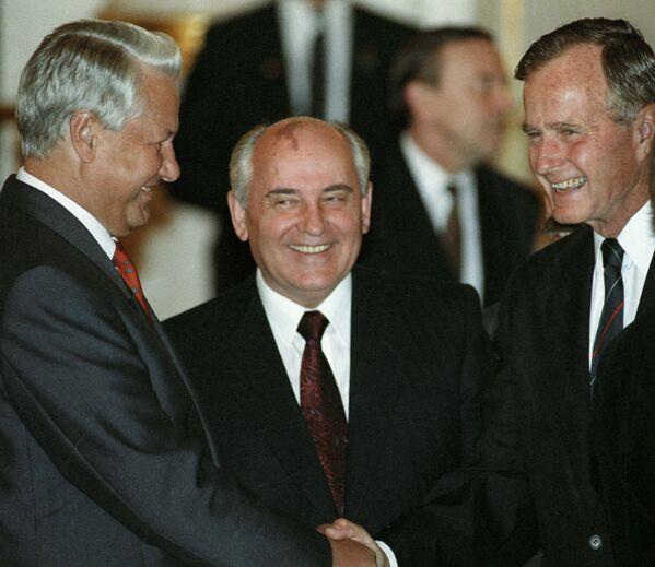 Президенты РСФСР Борис Ельцин, СССР Михаил Горбачев  и США Джордж Буш беседуют на официальном обеде в Кремле (30 июля 1991). Москвa - Sputnik Армения